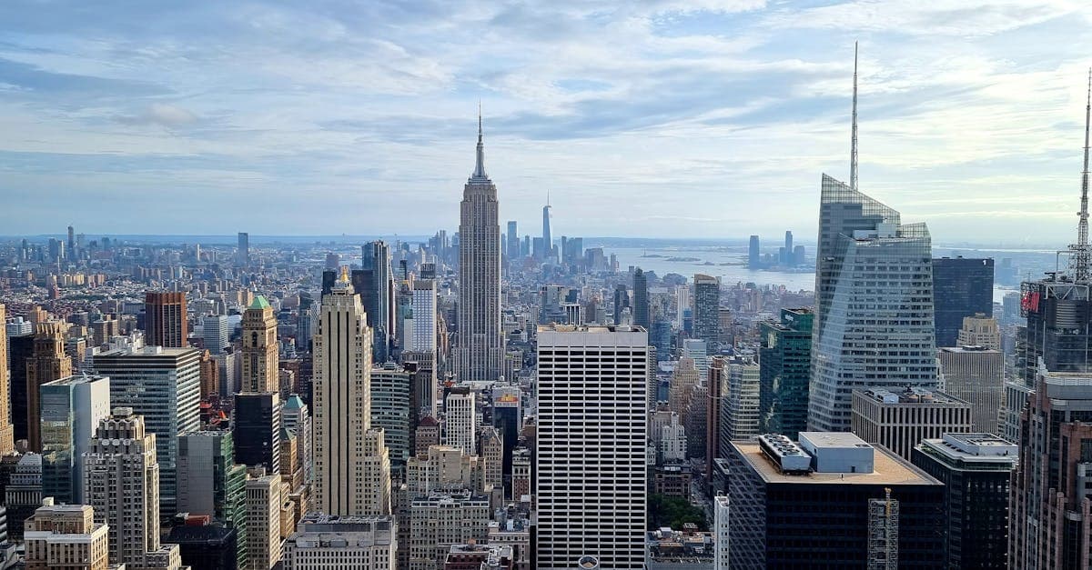 Skyline aérien de New York sous un ciel nuageux, illustration de la règle des 20 heures