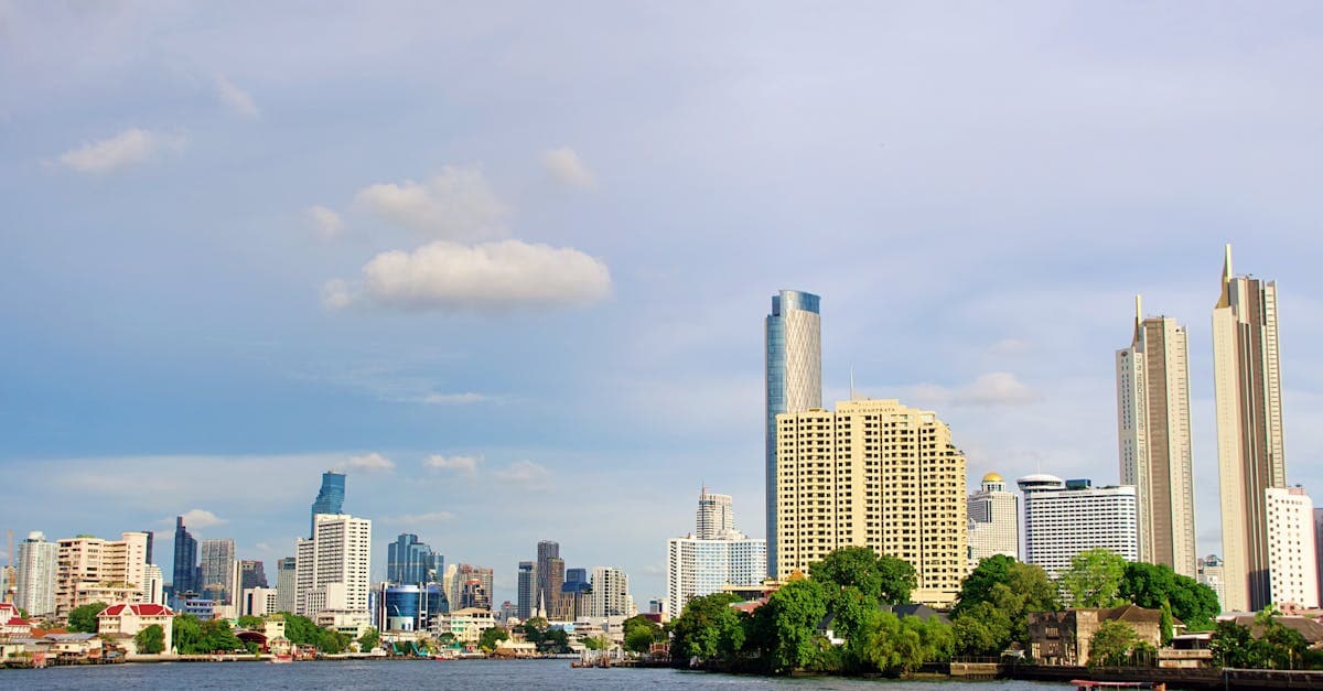 Moderne skyline van Bangkok langs de Chao Phraya-rivier, regio waarvoor reisadvies thailand gezondheidsrisico's beschrijft.