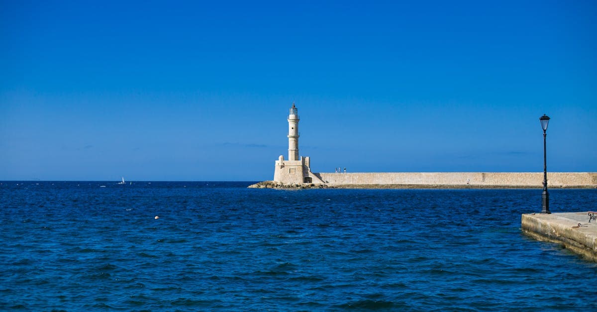 Idyllischer Blick auf den Leuchtturm von Chania auf Kreta unter strahlend blauem Himmel
