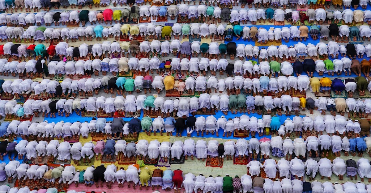 Celebración del Eid al Fitr 2026 con multitud orando en Howrah, India, mostrando unidad cultural