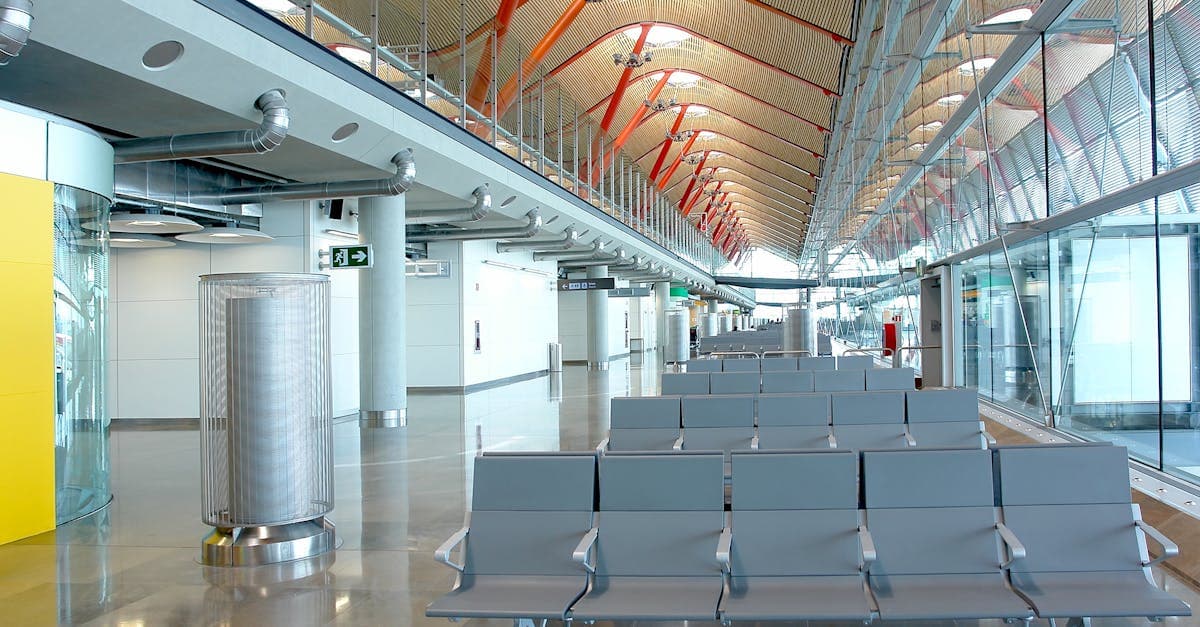 Interno spazioso e luminoso di un terminal dell'aeroporto Leonardo da Vinci con architettura moderna