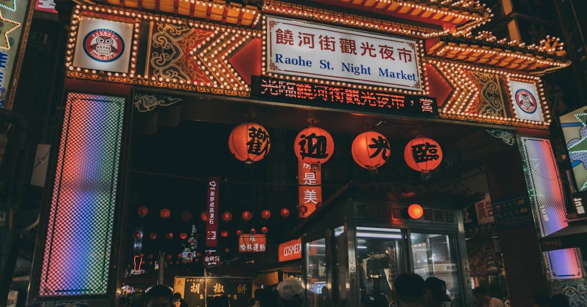 饒河街觀光夜市燈火通明傳統燈籠高掛,是探索 best food in taipei 的必訪夜市勝地。