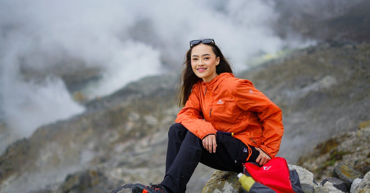 Wanita berjaket oranye di medan berbatu Jawa Barat, inspirasi memilih pakaian sesuai cuaca jepang setiap musim