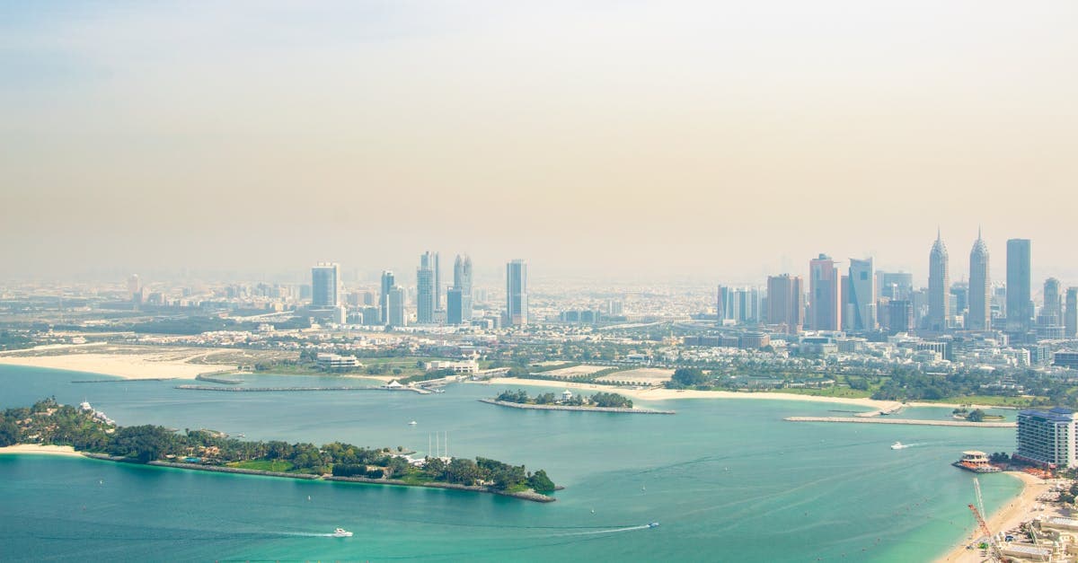 دليل 2026: تذاكر طيران رخيصة من الإمارات وكيف توفر 40 بالمئة أو أكثر - eSIM and international travel guide by HelloRoam