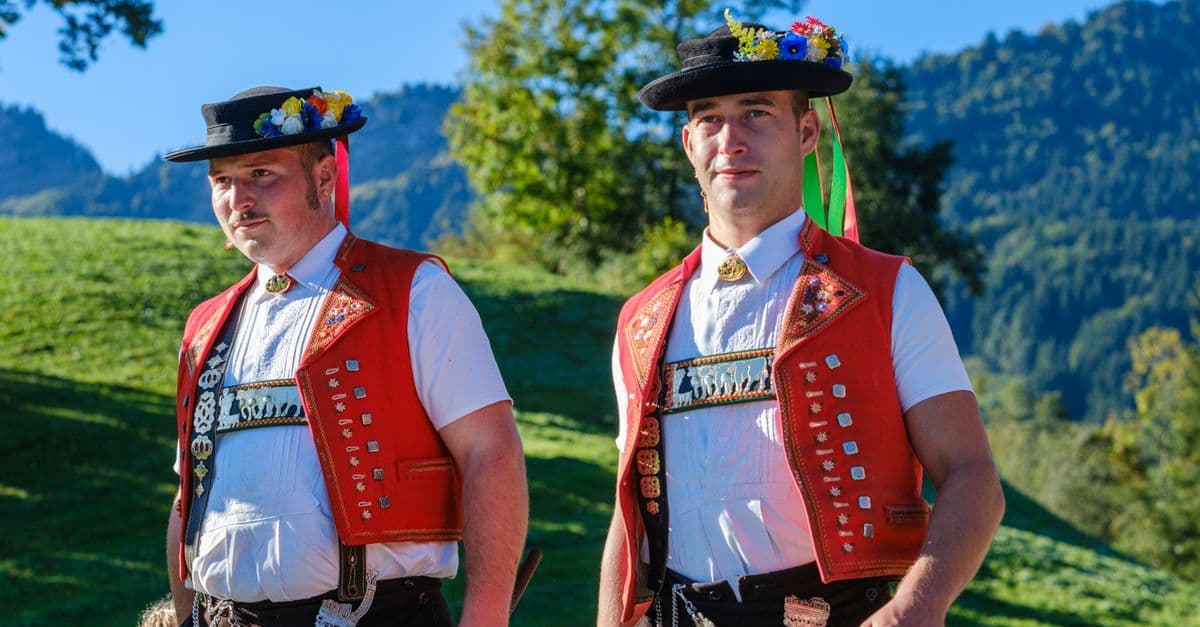 Männer in Tiroler Tracht feiern beim Gauderfest 2026 eine Volkstradition mit Geschichte seit 1829.