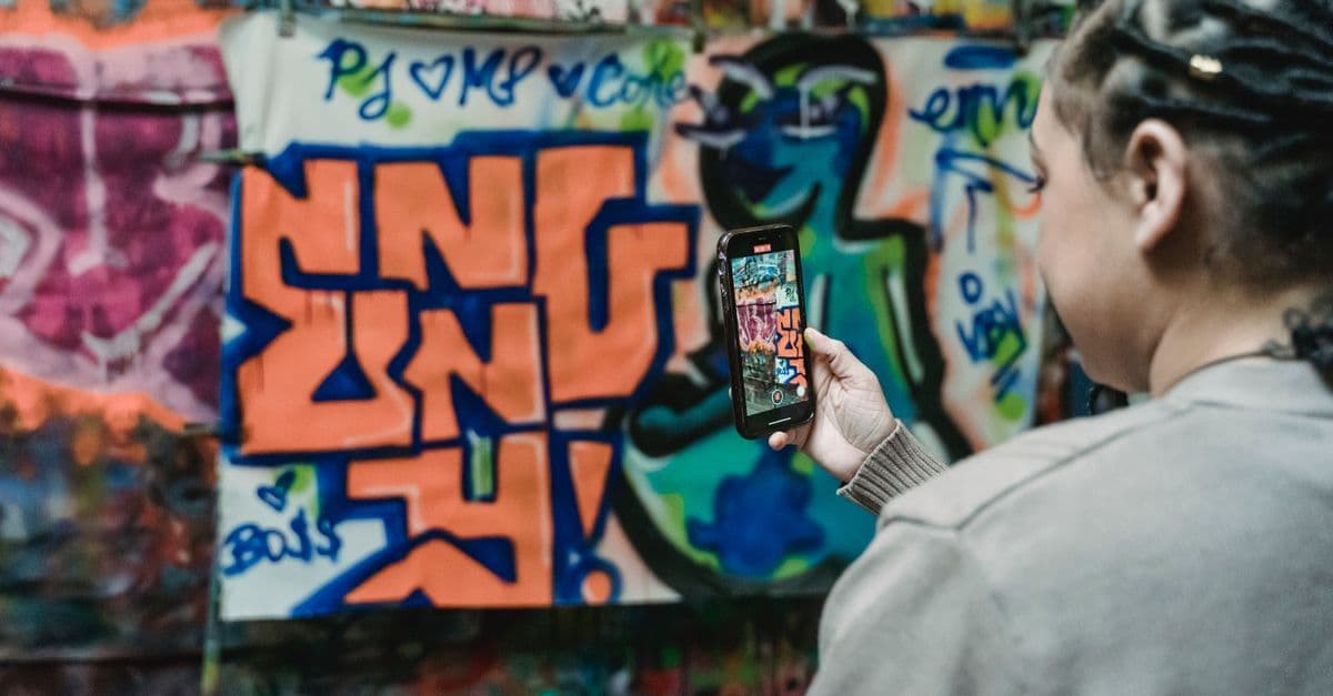 Player choosing a fun nickname to join a Gartic Phone game room on their smartphone