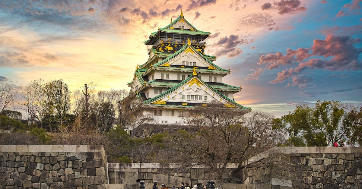 Japonya gezilecek yerler listesinde Osaka Kalesi'nin canlı gün batımı ışığında ihtişamlı görünümü