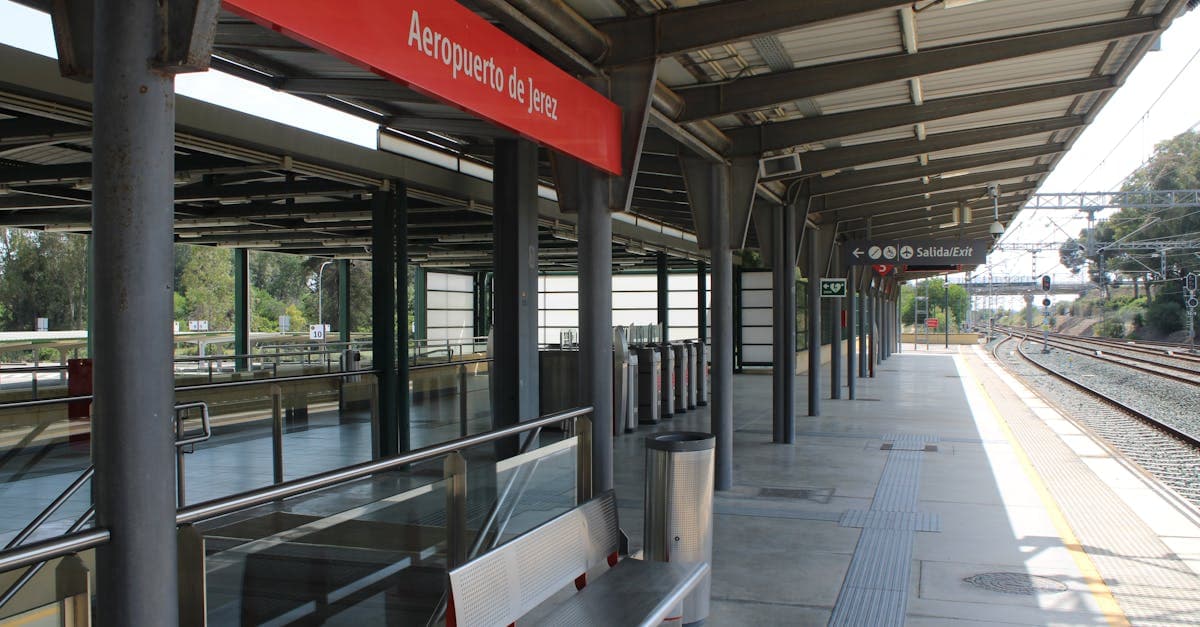 Andén de la estación del aeropuerto de Jerez de la Frontera, puerta de entrada al Gran Premio de MotoGP