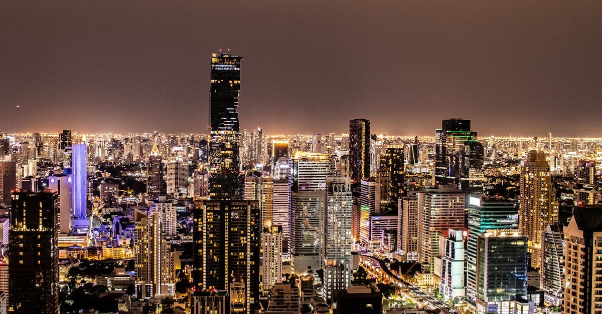 Bangkoks belysta skyline med moderna skyskrapor glittrar i natten.