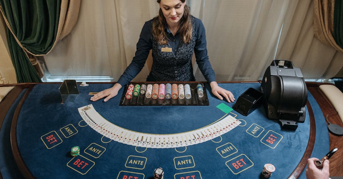 Crupier profesional femenina gestionando mesa de juego en casino de lujo que ofrece bonos bienvenida gratis sin depósito en México