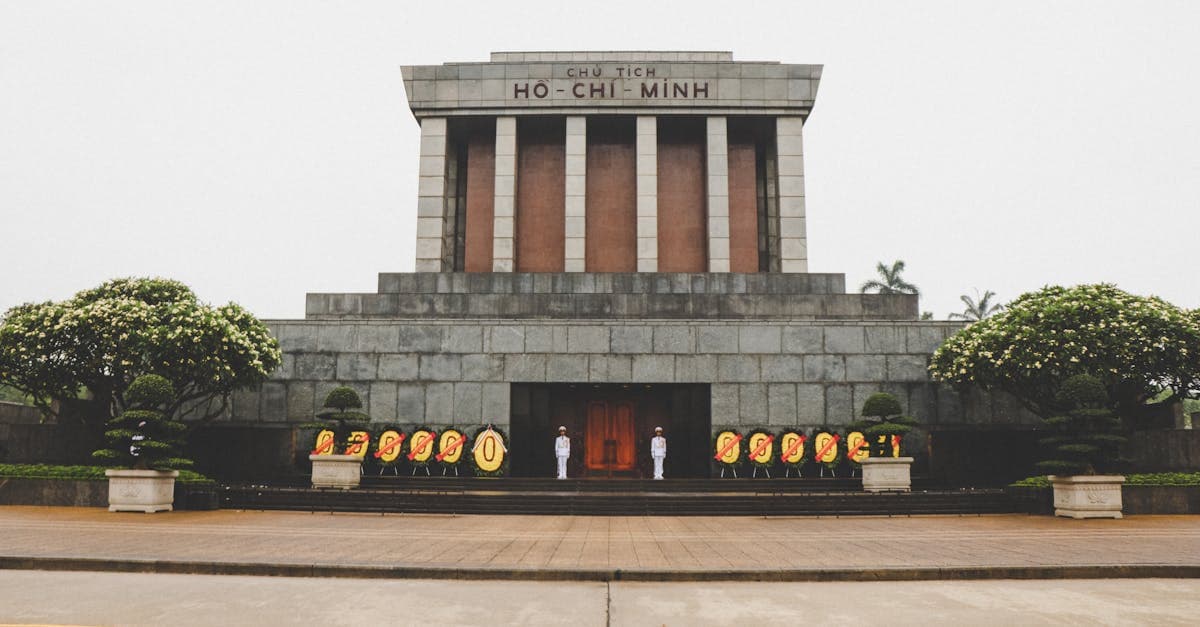 Lăng Hồ Chí Minh với đội danh dự và vòng hoa, tham quan miễn phí khi tính chi phí du lịch Hà Nội