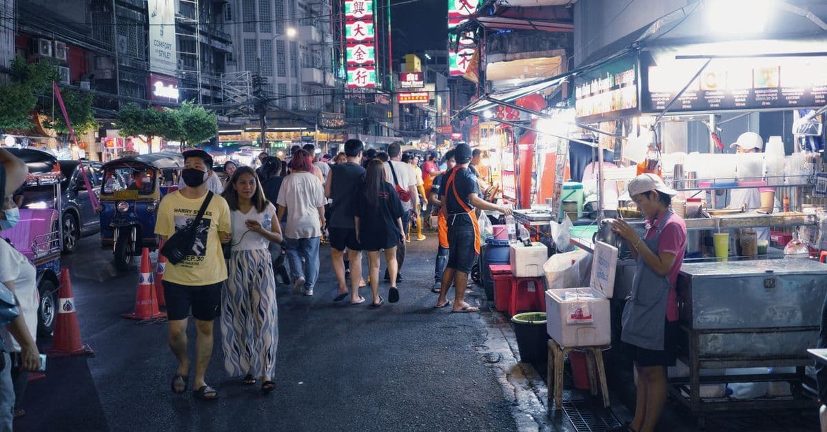 Straßenmarkt bei Nacht mit bunten Streetfood-Ständen – Bangkok Streetfood in einem der besten Viertel der Stadt.