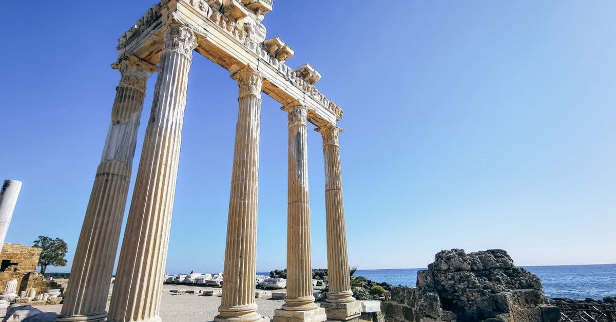 Oude tempelruïnes van Side aan de azuurblauwe Middellandse Zee, een veilige vakantiebestemming in Turkije.