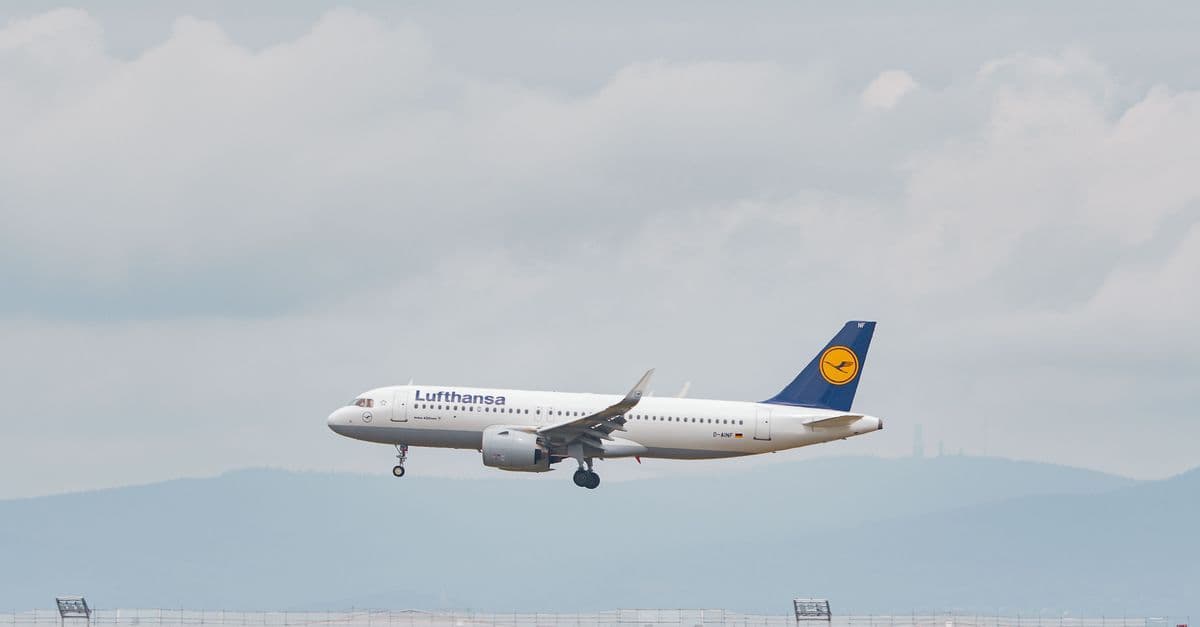 Ein Flugzeug beim Landeanflug – typische Szene beim Kreta Flughafen für Urlauber im Sommer.