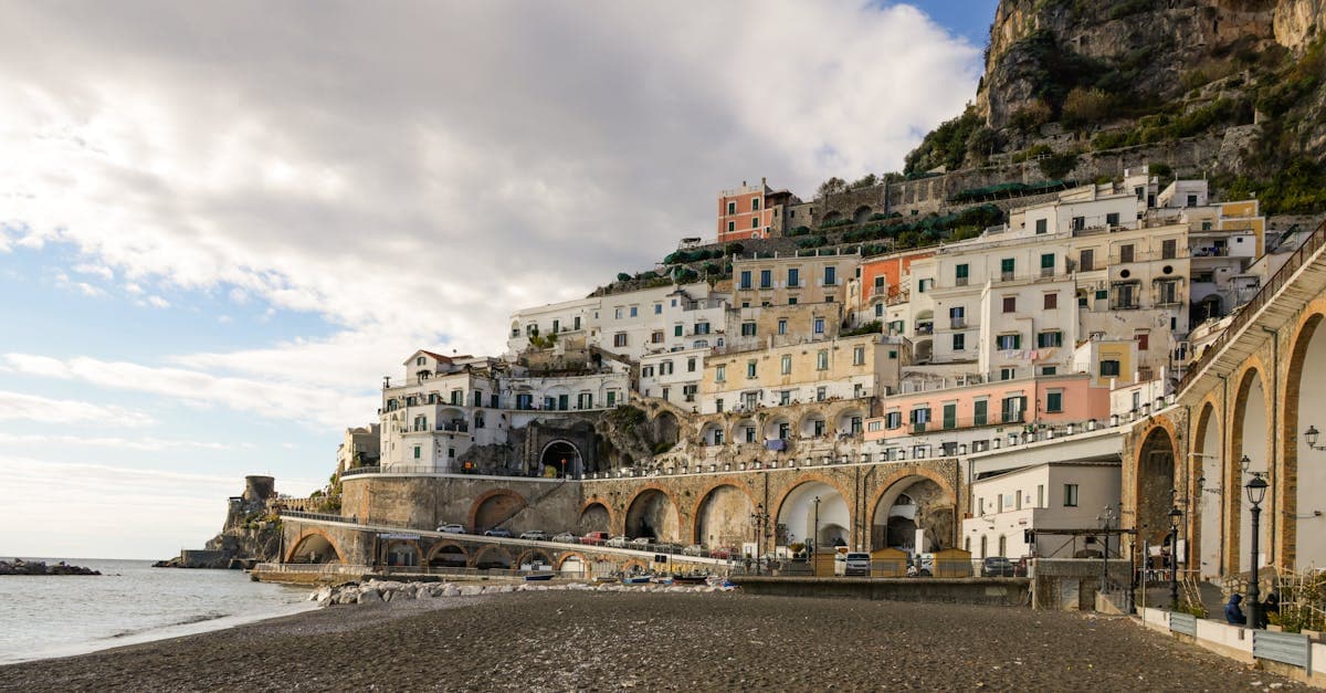 Villaggio pittoresco sulla Costiera Amalfitana con architettura tradizionale e vista sul mare, meta del road trip nel sud Italia