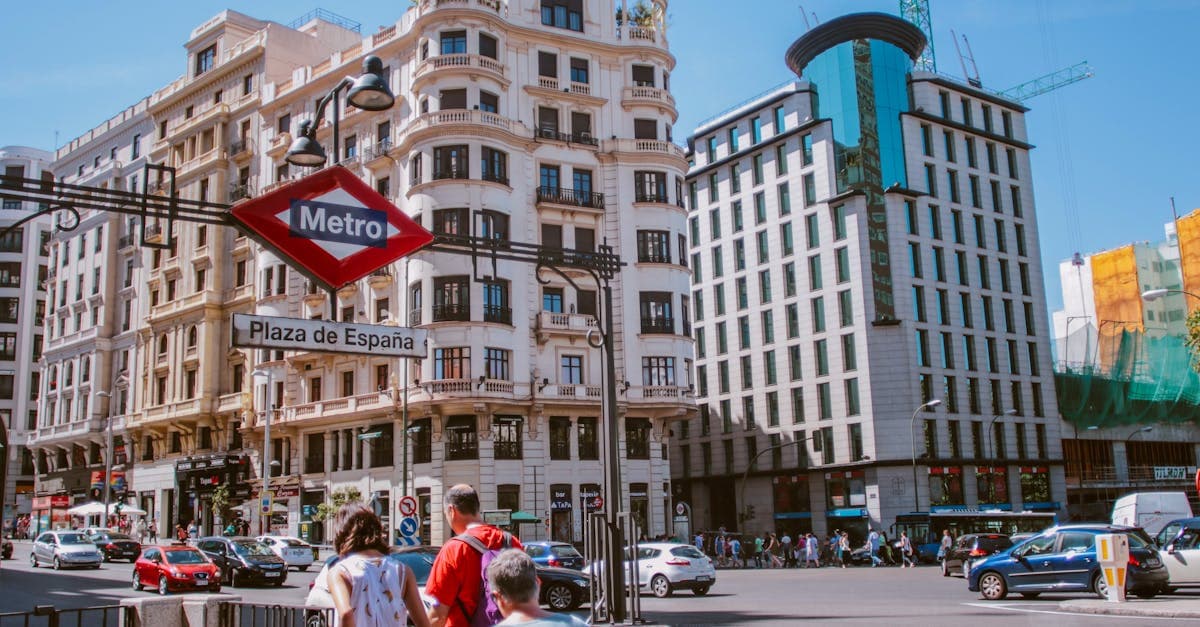 Livlig Plaza de España med ikonisk arkitektur och tunnelbanaingång – vad som krävs för inresa till Spanien.