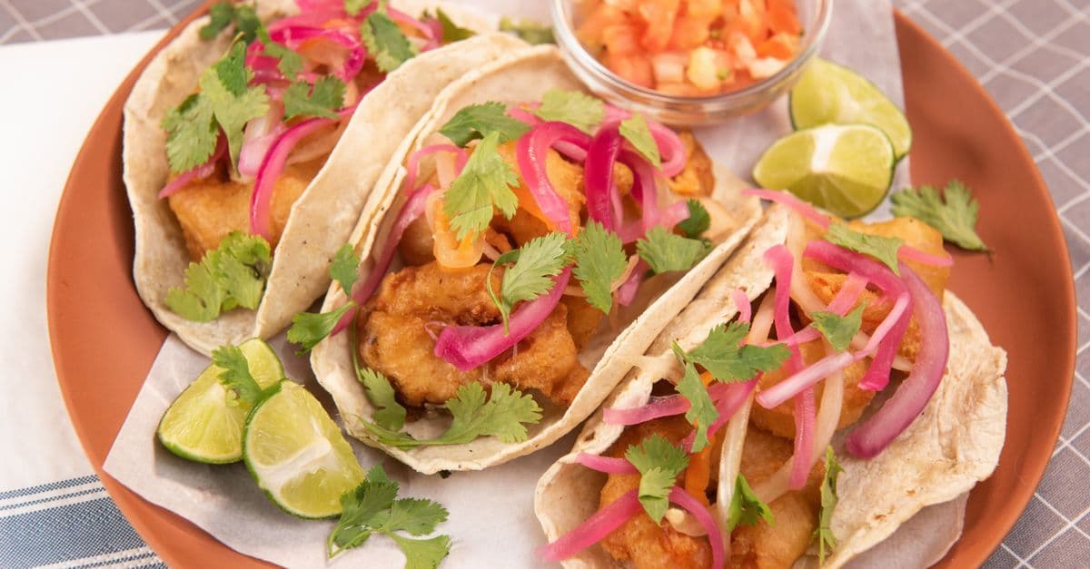 Tacos de pescado con cebolla morada encurtida, cilantro, limón y salsa, entre las 20 recetas de comida favoritas.