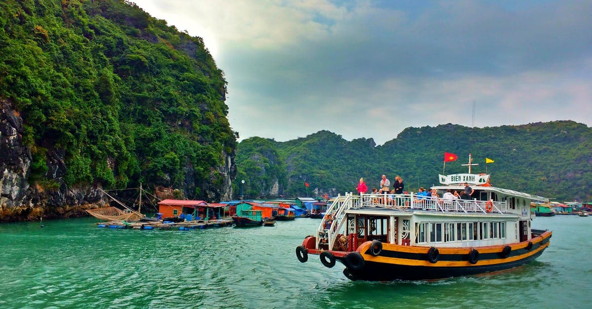 Phà du lịch lướt sóng trên vùng nước xanh ngọc, phương tiện lý tưởng cho day trip từ TP.HCM đến Vũng Tàu.