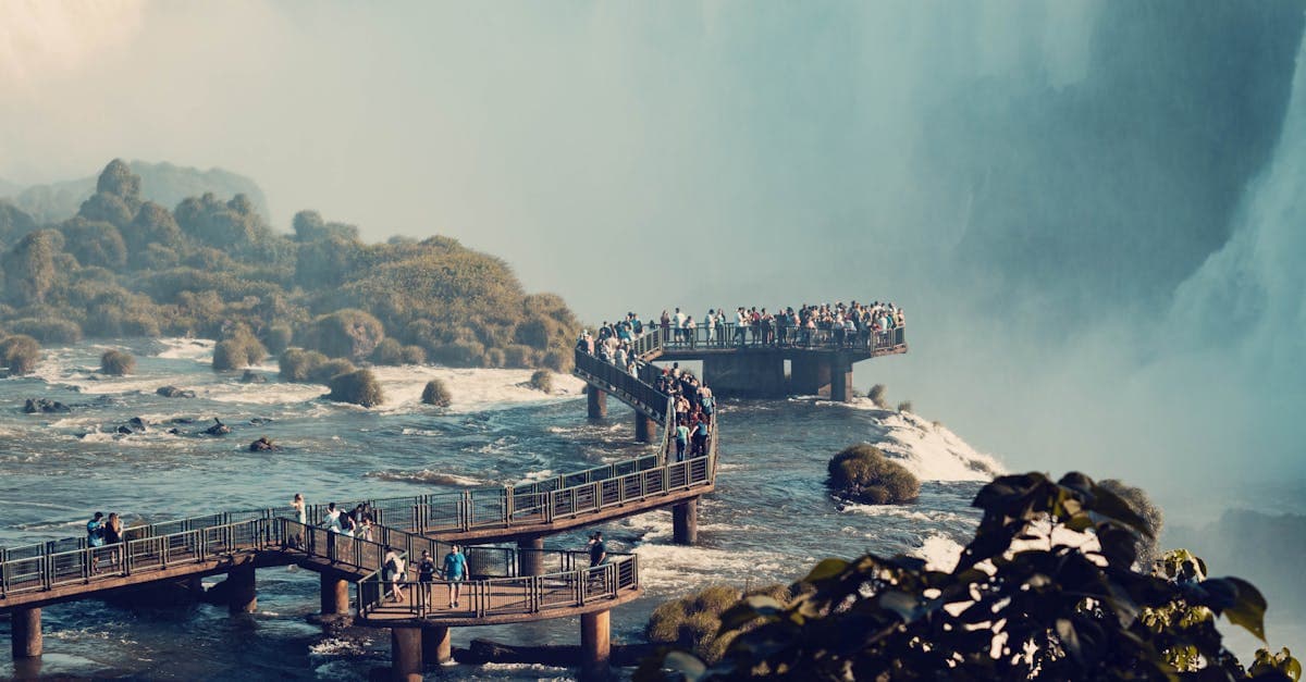 Turistas admirando as Cataratas do Iguaçu, um dos principais pontos turísticos da Argentina e Patrimônio da UNESCO