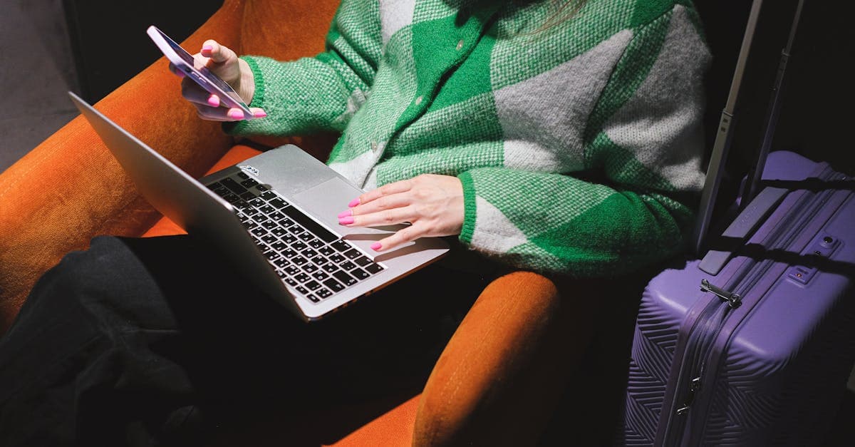 Kobieta w swetrze pracująca zdalnie na laptopie – przygotowania do aplikacji na program work and travel