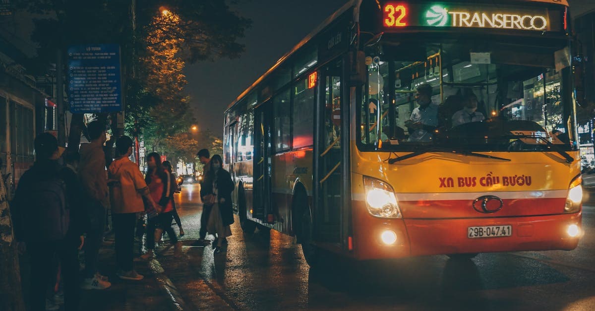 Hành khách lên xe buýt buổi tối tại Hà Nội, hướng dẫn di chuyển công cộng cho du khách