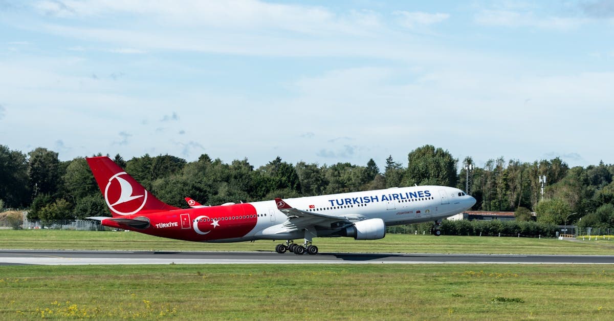 Turkish Airlines Flugzeug startet vom Hamburger Flughafen – Direktflüge in die Türkei trotz geopolitischer Lage.