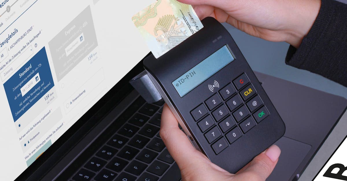 Kontaktlose Kartenzahlung mit Kartenlesegerät und Laptop – Kosten für ORF digital 2026 im Überblick