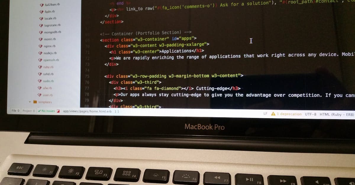 Google Apps Scriptの場所と開き方を説明する、MacBook ProのスクリーンにHTMLコードが映し出されたクローズアップ