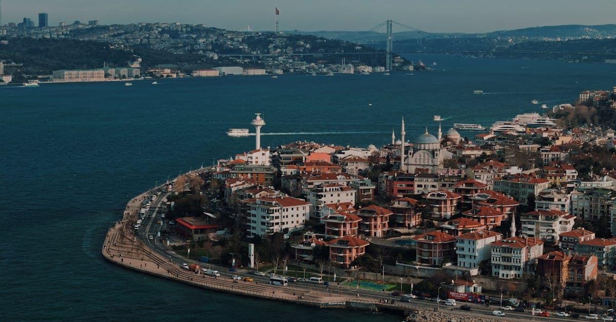Luftfoto over Üsküdar med Bosporusbroen i baggrunden på en klar dag i Istanbul