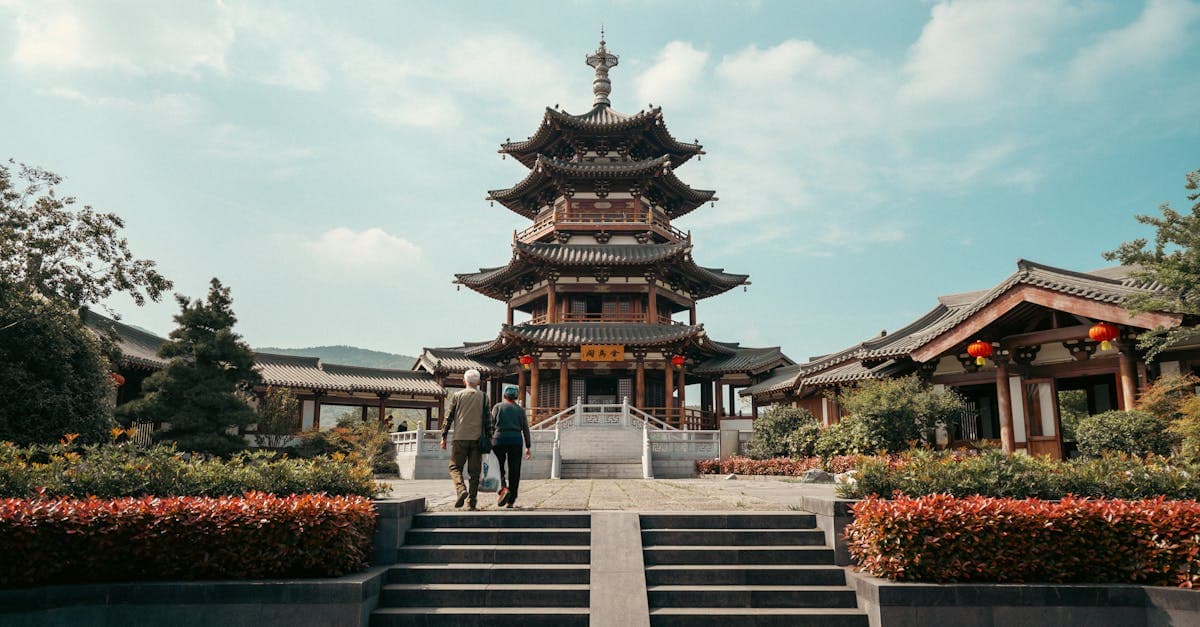 南京の金鋒閣へと向かう観光客、一人旅ランキング上位の中国伝統建築を巡る海外旅行の様子