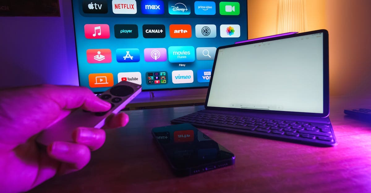Gemütliches Wohnzimmer-Setup mit Smart-TV, Tablet und Smartphone für ORF digital Streaming-Dienste