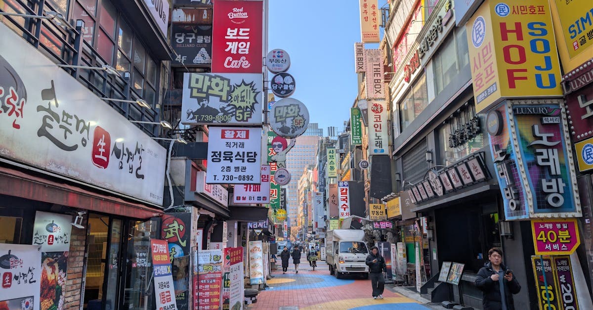 서울 번화가의 화려한 네온 간판들, eSIM이 기존 해외 유심보다 편리하고 스마트한 이유를 한눈에