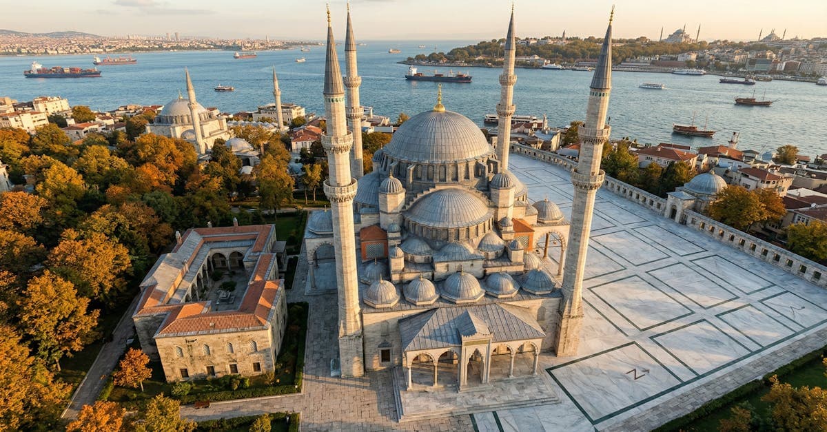 Sonbaharda İstanbul'un Sultanahmet Camii ve Boğaz manzarası, vize nasıl alınır rehberinde başvuru özetini temsil ediyor