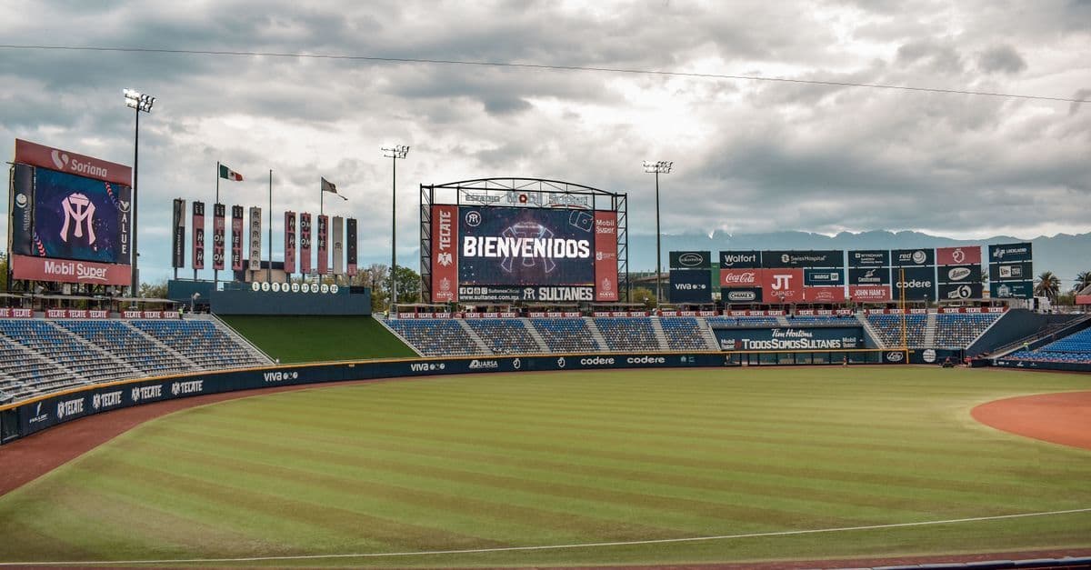 Estadio de béisbol vacío en Monterrey, México, listo para la emoción del mazatlán vs américa