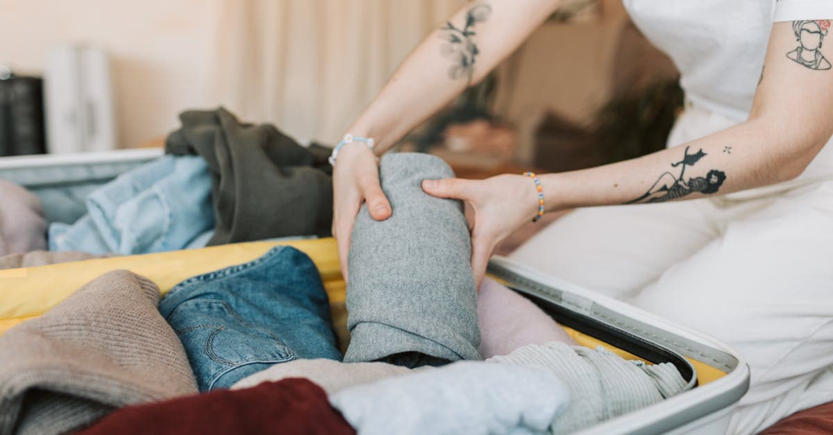 Detailaufnahme beim Koffer packen zeigt die effiziente 5-4-3-2-1-Methode zur Optimierung des Platzes.