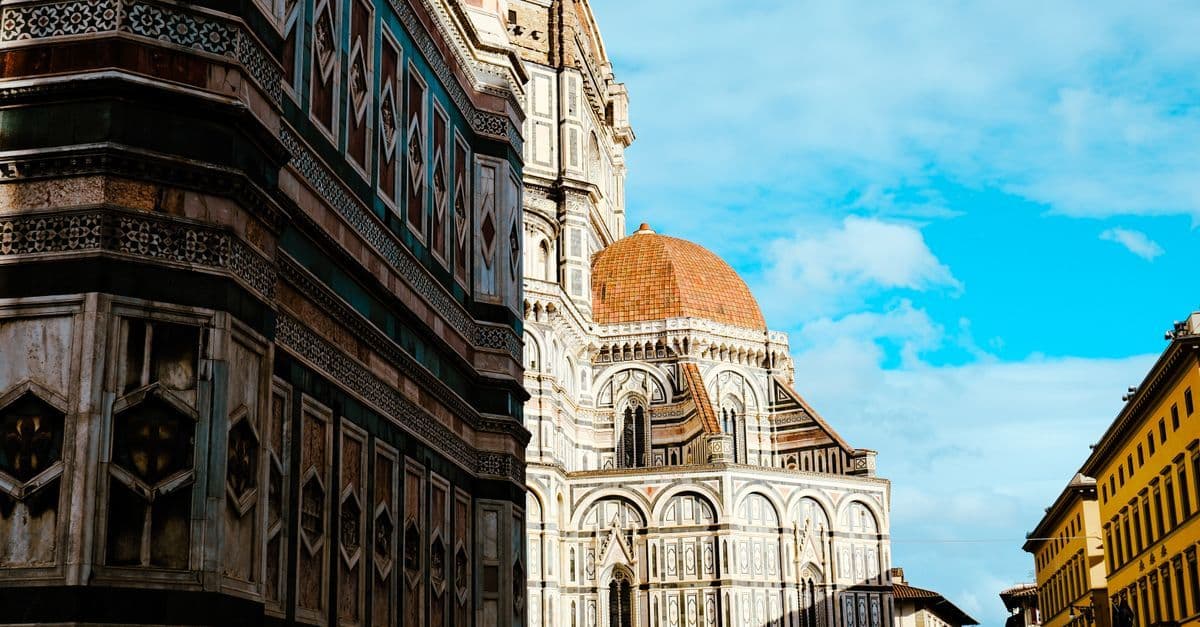 Cupola del Duomo di Firenze sotto un cielo azzurro, meta ideale per restare connessi con una eSIM travel.