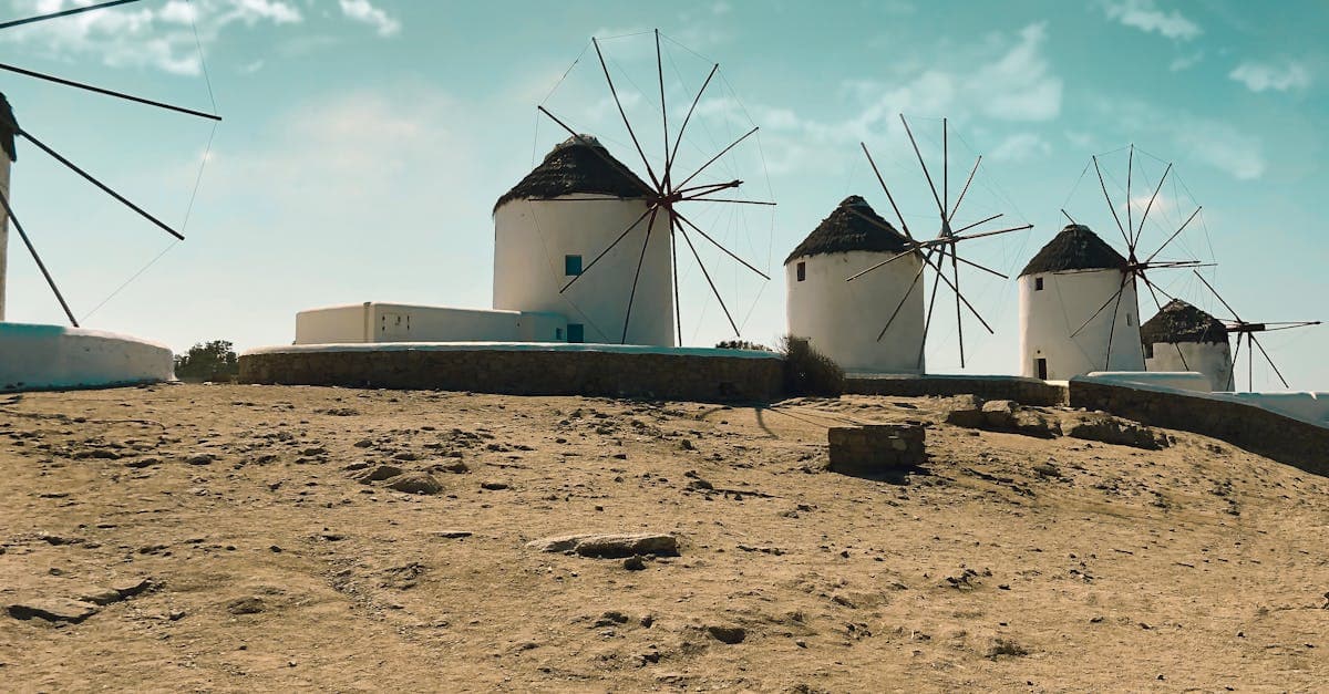 Historiske møller på Mykonos symboliserer den kraftige meltemi-vind der præger det græske øhav om sommeren