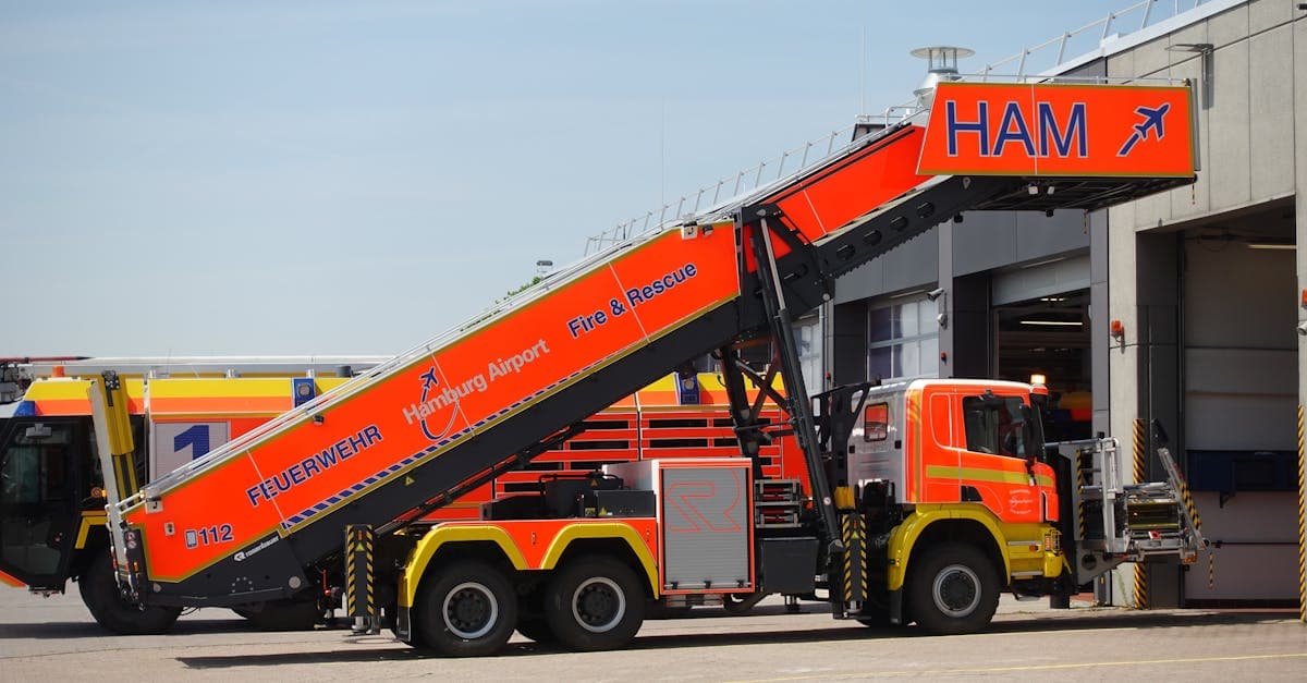 Hamburg Airport brandbil opstillet ved terminalen klar til nødrespons og sikkerhed