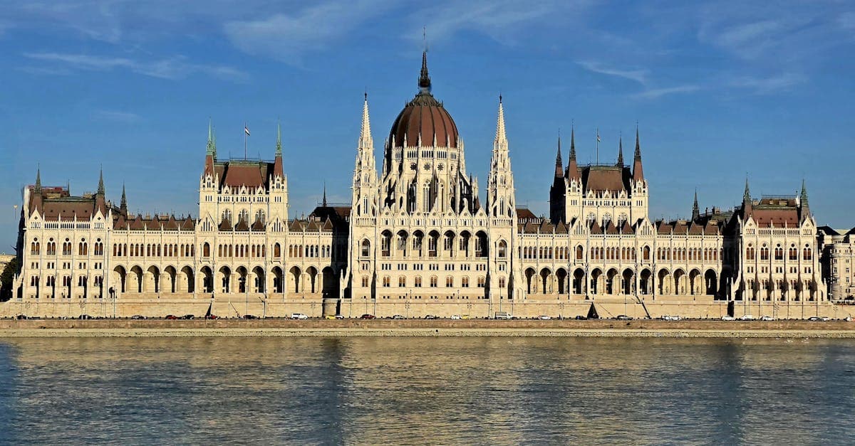 Das ungarische Parlamentsgebäude an einem sonnigen Tag – Wahrzeichen unter den Budapest Sehenswürdigkeiten auf der Pester Seite