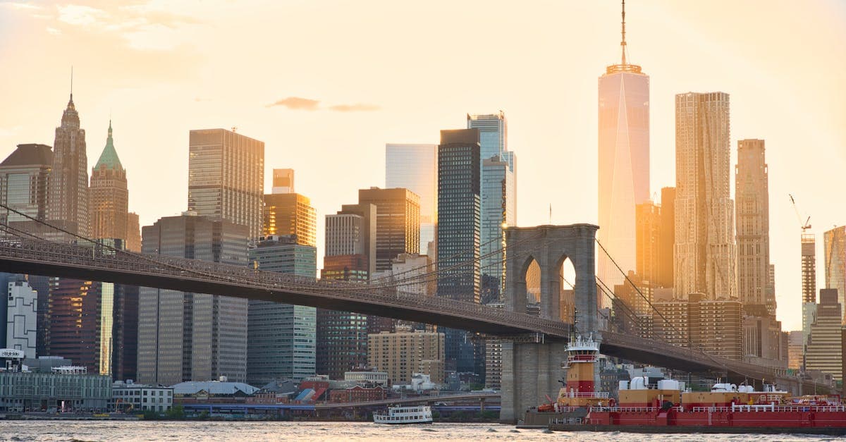 Panorama du Brooklyn Bridge et du skyline de New York au coucher du soleil