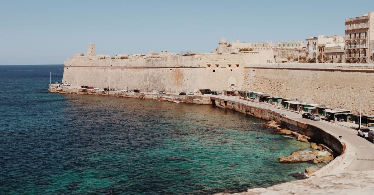 Historische zeeversterkingen en kustlijn van Valletta, een prachtige bestemming voor reizigers van nederland naar malta