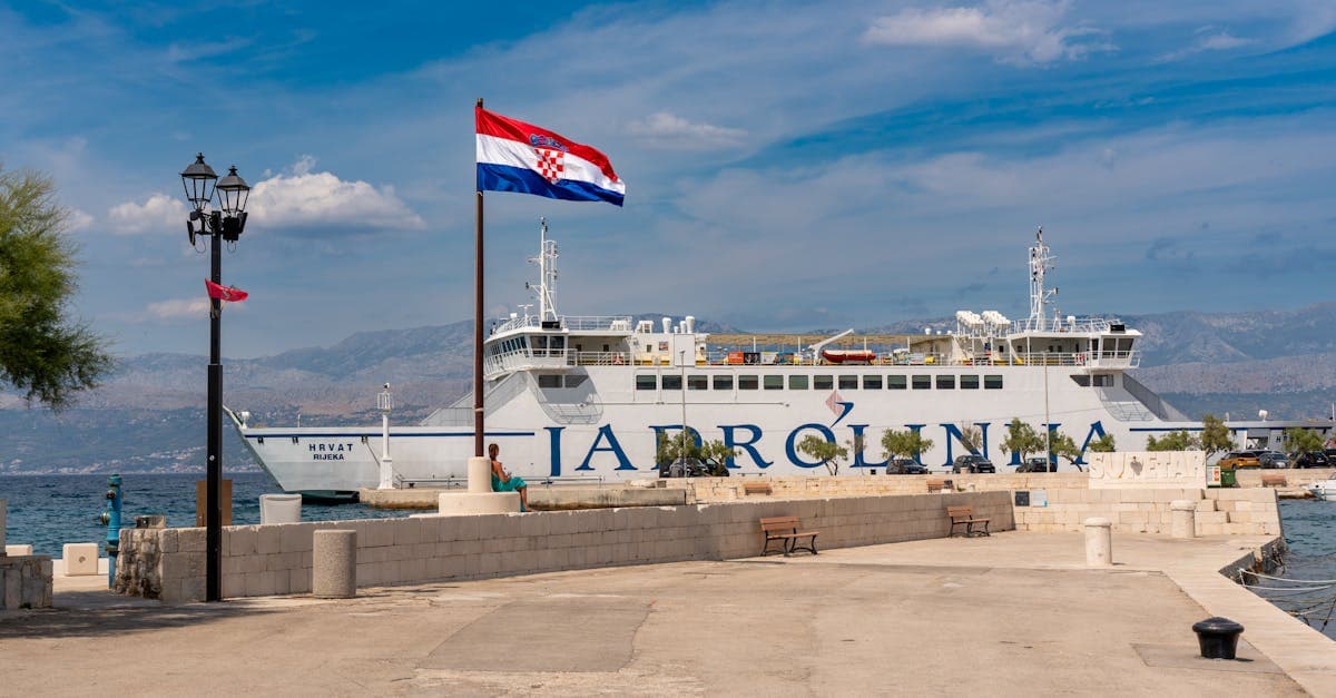Jadrolinija-färja i Supetar hamn med kroatisk flagga – praktiska transporttips för kroatien resan