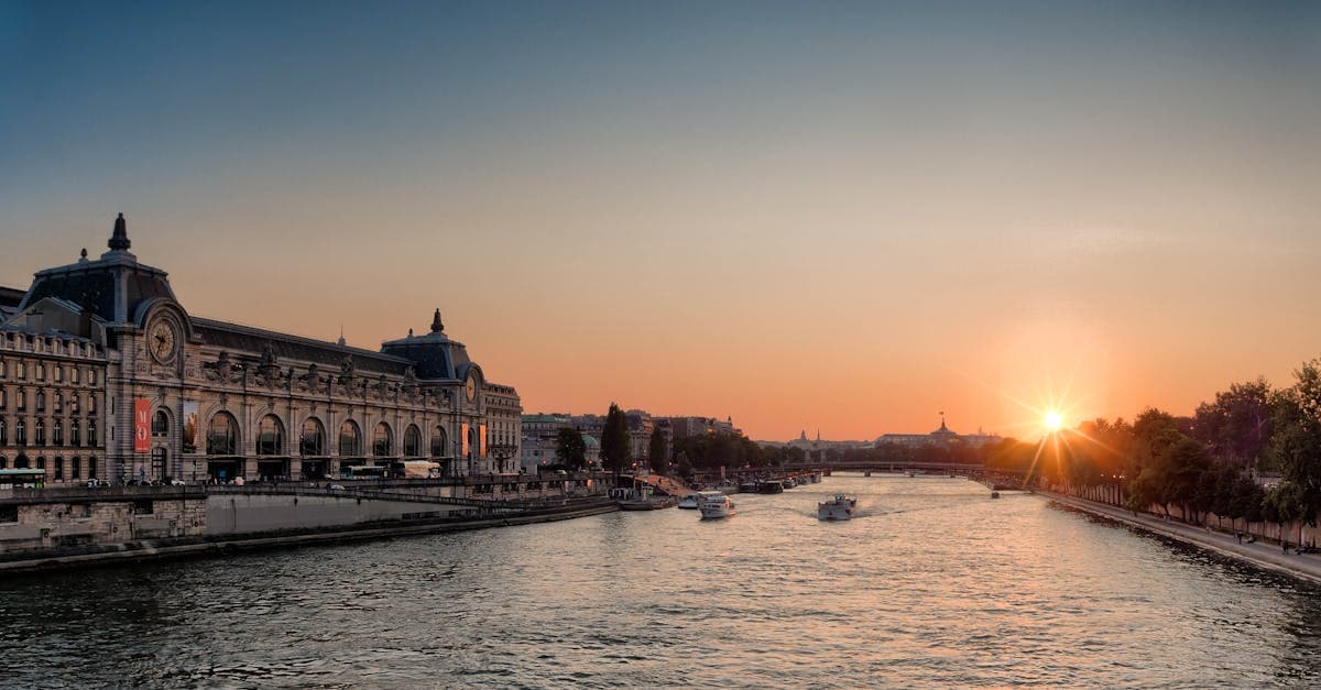 Coucher de soleil sur la Seine avec le Musée d'Orsay, pour un week-end pas cher à Paris