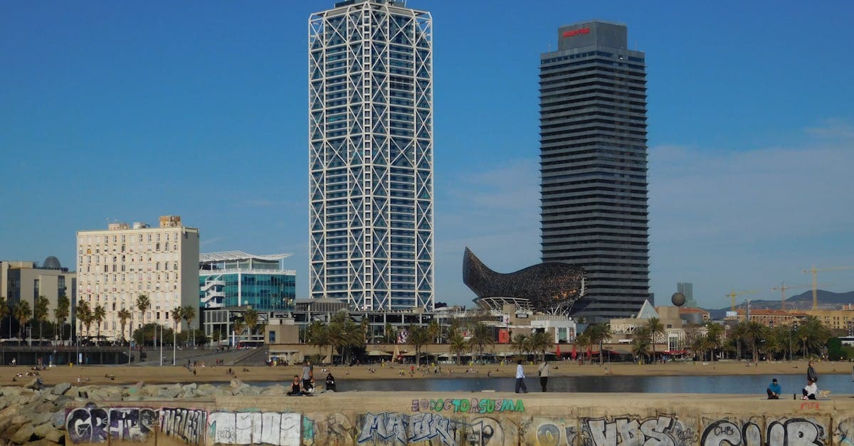 Blick auf das W Hotel und den Barceloneta-Strand beim Vergleich des Wetters Barcelona im Mai und Juni