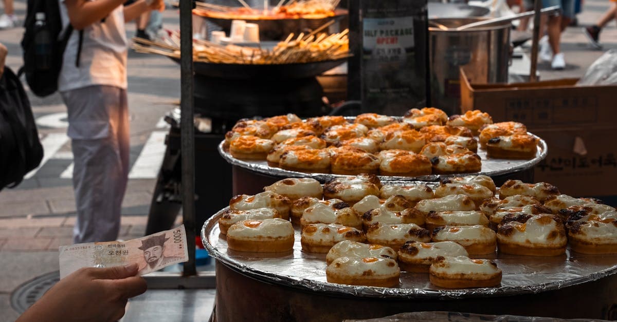 韓国旅行費用を節約できるソウルのストリートフード屋台、焼き菓子が並ぶ活気ある屋外マーケット
