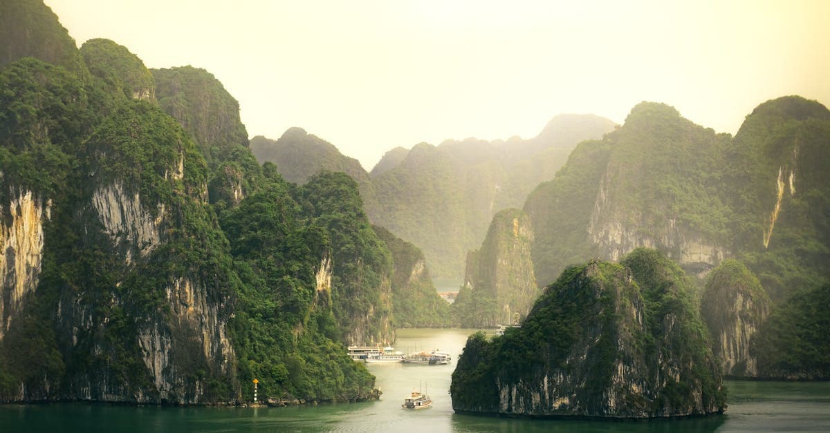 Núi đá vôi hùng vĩ của Vịnh Hạ Long hiện ra từ boong tàu halong bay cruise