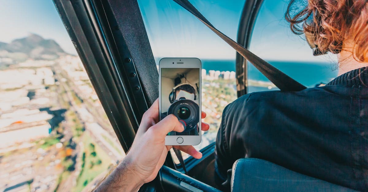 Passeio de helicóptero sobre o Rio de Janeiro com smartphone em mãos, usando roaming de dados no exterior