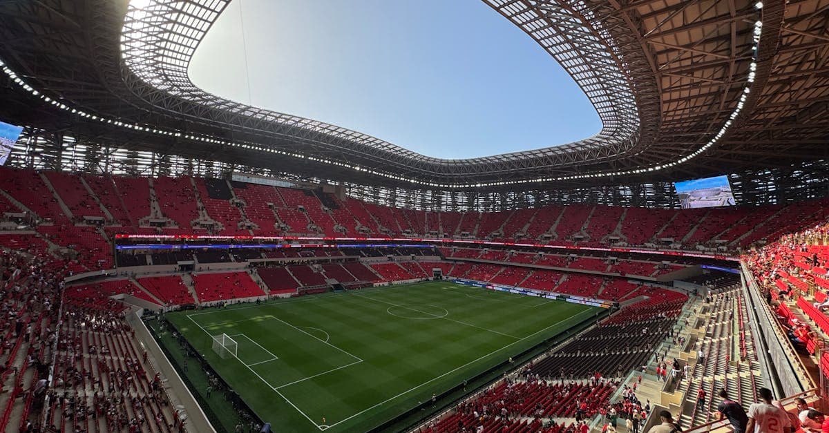 ワールドカップ2026の死の組をめぐる戦いが繰り広げられる近代的なサッカースタジアムの全景。