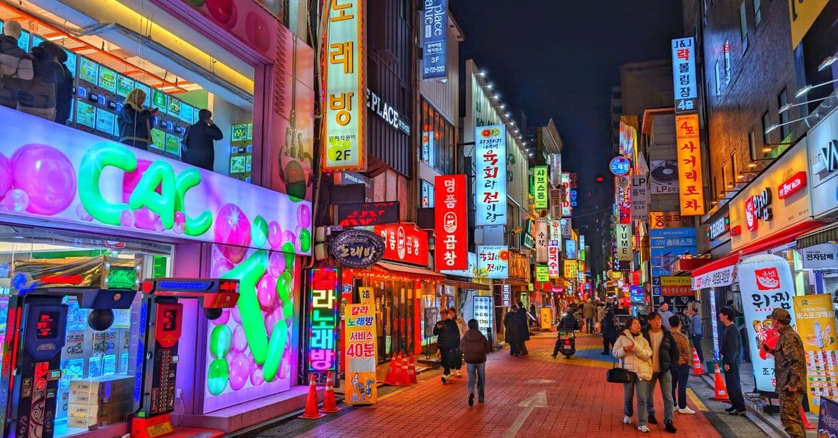 ネオンサインが輝くソウルの繁華街の夜景、韓国旅行で人気のエリアならではの活気ある雰囲気