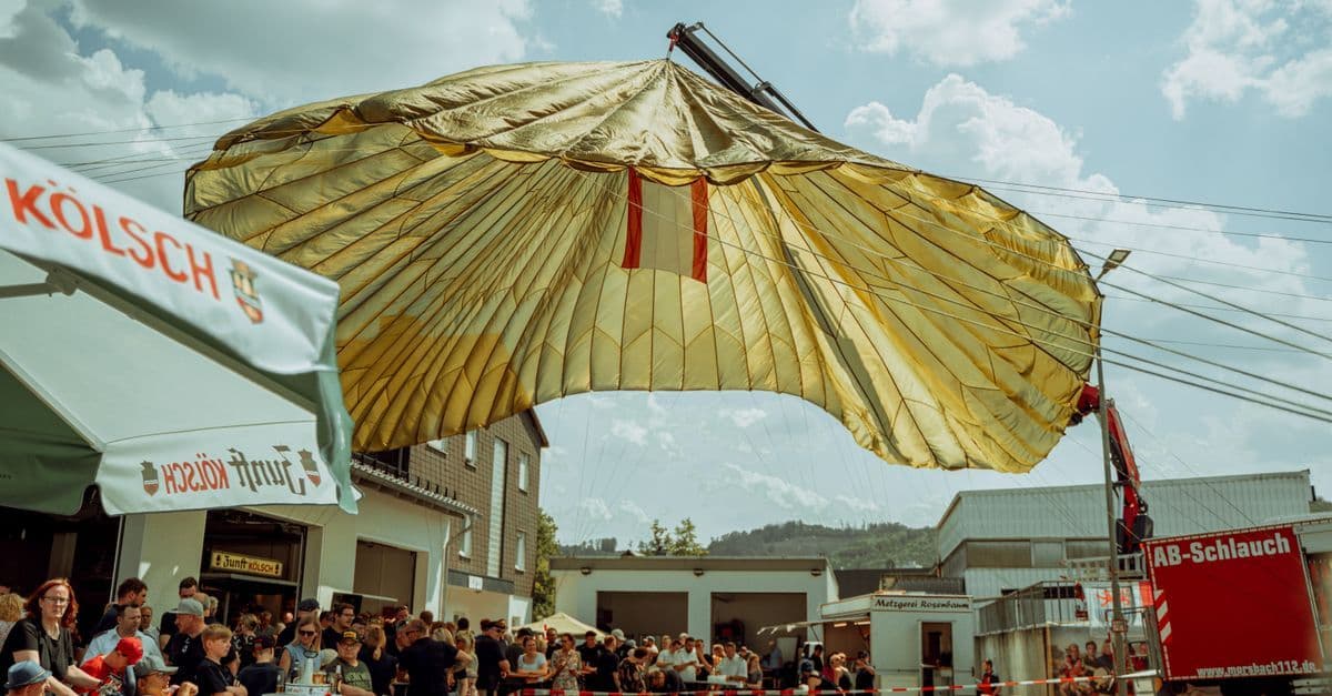 Ausgelassenes Treiben unter einem großen Zeltdach bei der Gauderfest-Feier in der Zillertaler Festgemeinschaft.